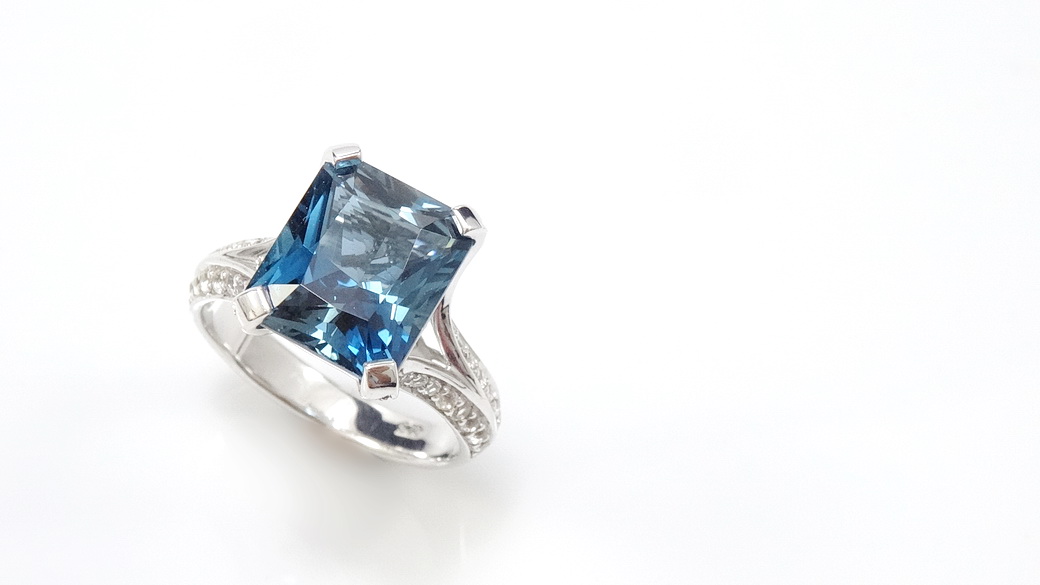 แหวนพลอยลอนดอนบลูโทพาสพลอยสีน้ำเงินเข้มเม็ดใหญ่ 7 กะรัต ตัวเรือนเงินแท้ ชุบทองคำขาว