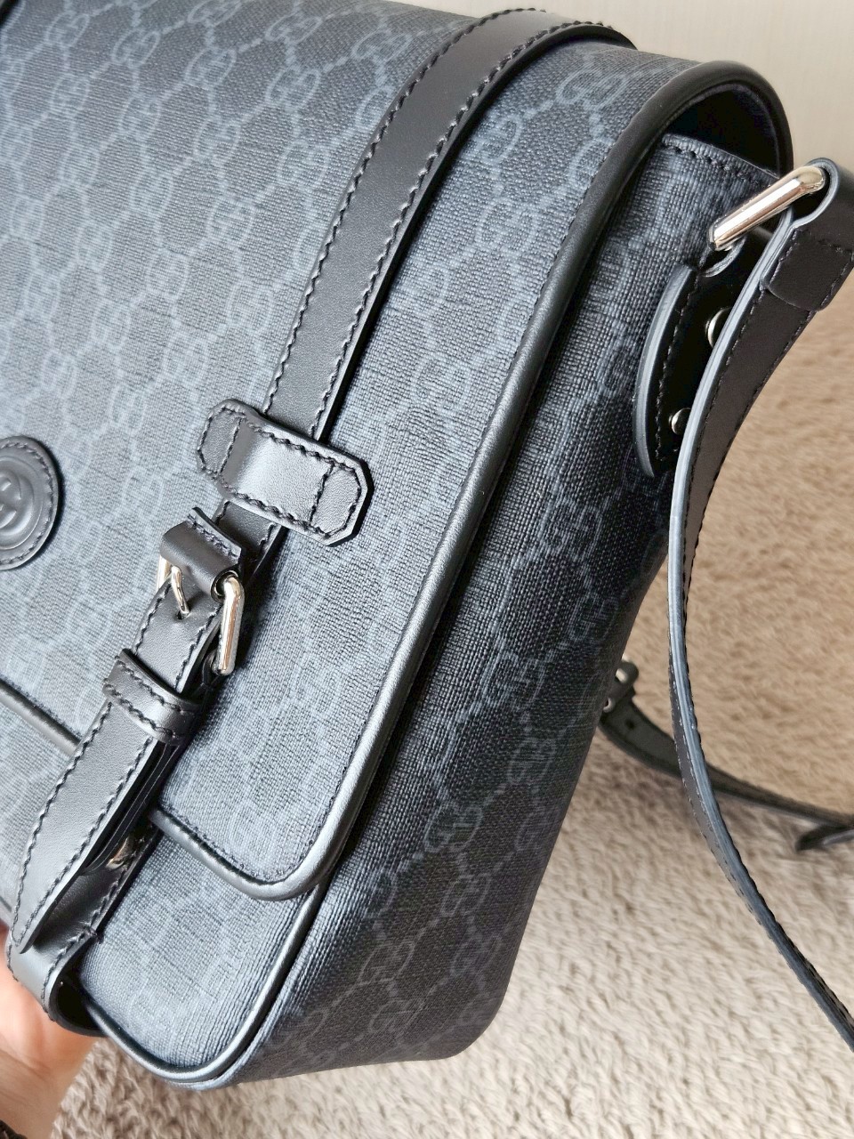 gucci messenger black GG