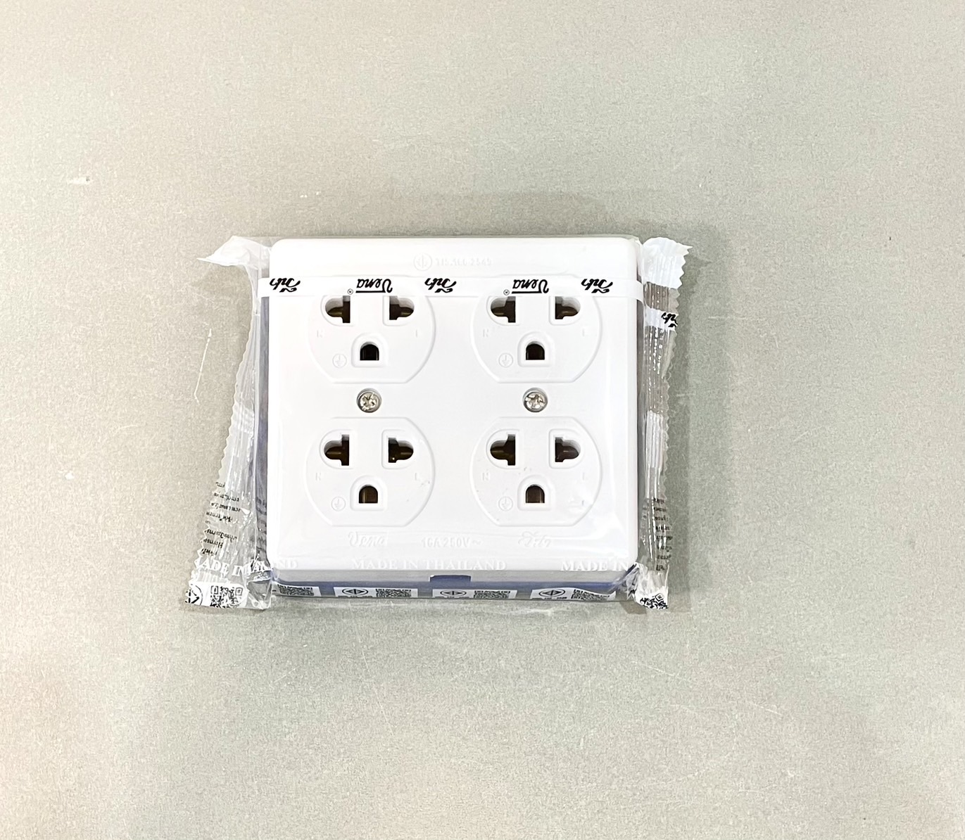 ปลั๊กลอย 4 ที่ มีกราวน์ วีน่า GR1634