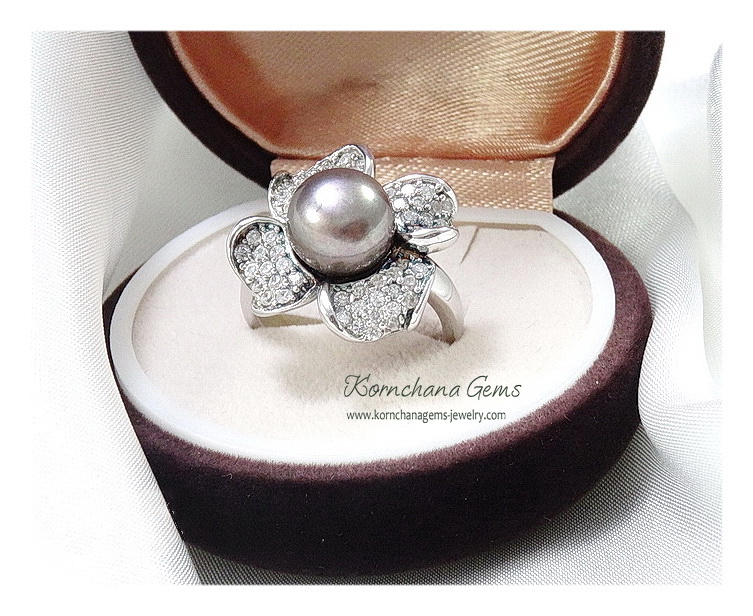 แหวนดอกไม้มุกแท้สีเทา กลีบดอกไม้ฝังเพชร cz เกรดพรีเมี่ยม ตัวเรือนเงินแท้ ชิ้นงานประณีต รับประกันความพึงพอใจ