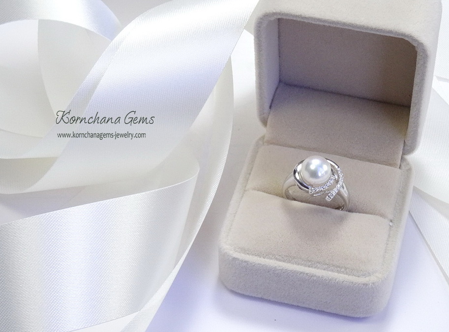 แหวนมุกน้ำจืดแท้สีขาวครีม เม็ดมุกขนาด 0.8 mm. ดีไซน์เก๋ๆ แต่เรียบหรู ใส่ติดนิ้วได้ทุกวัน ตัวเรือนเงินแท้ silver925