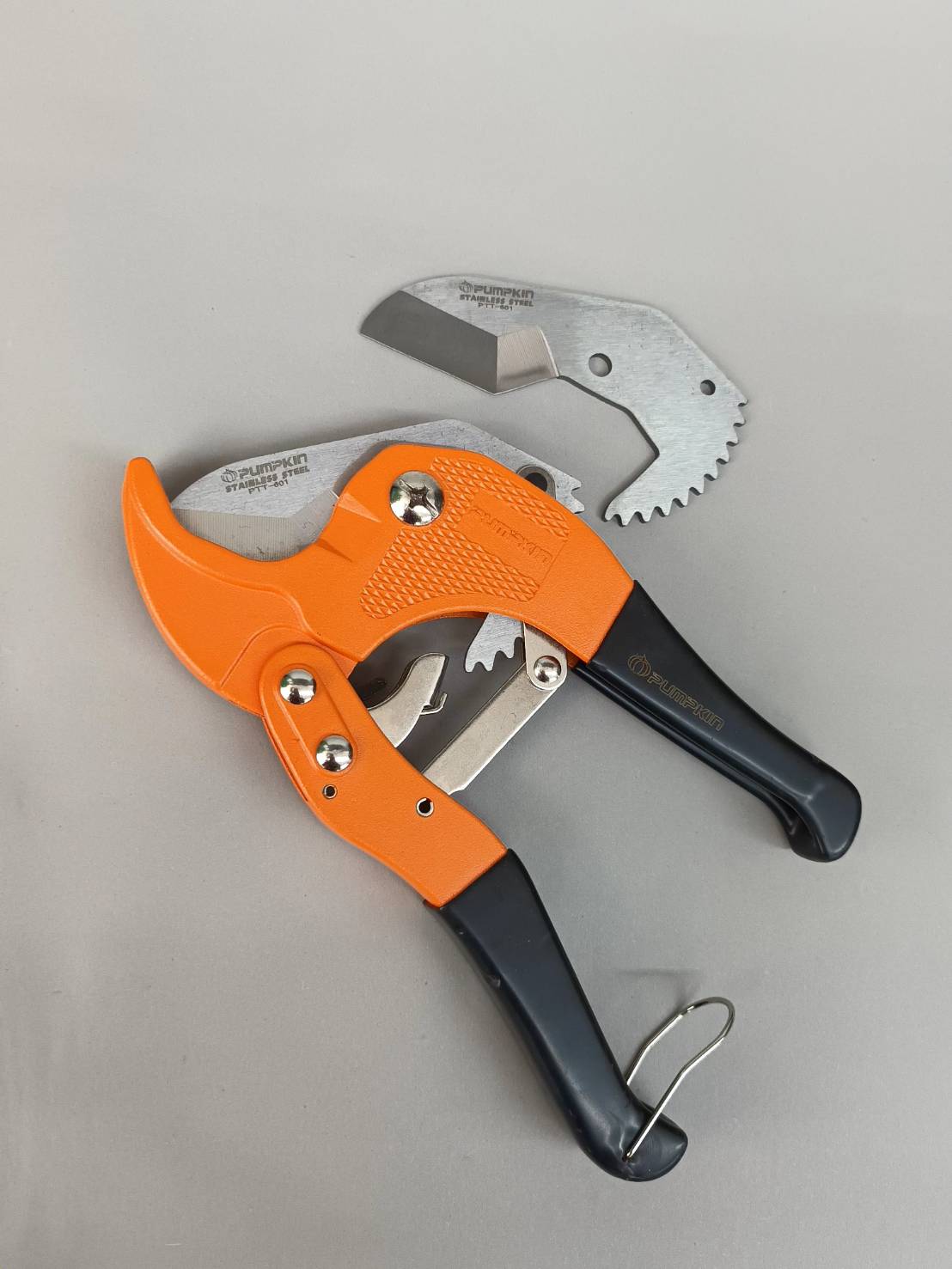 กรรไกรตัดท่อ พีวีซี ด้ามชุบยาง (1-5/8") พัมคิน