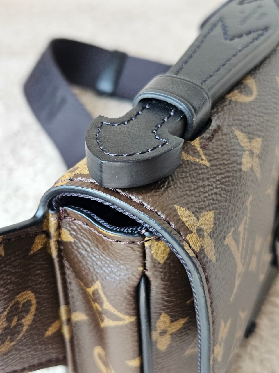 LV S-Lock Slingbag Microchip