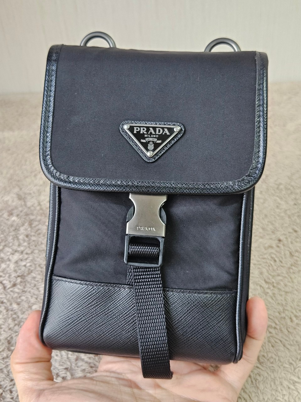 Prada Re-Nylon Smartphone Case สีดำ