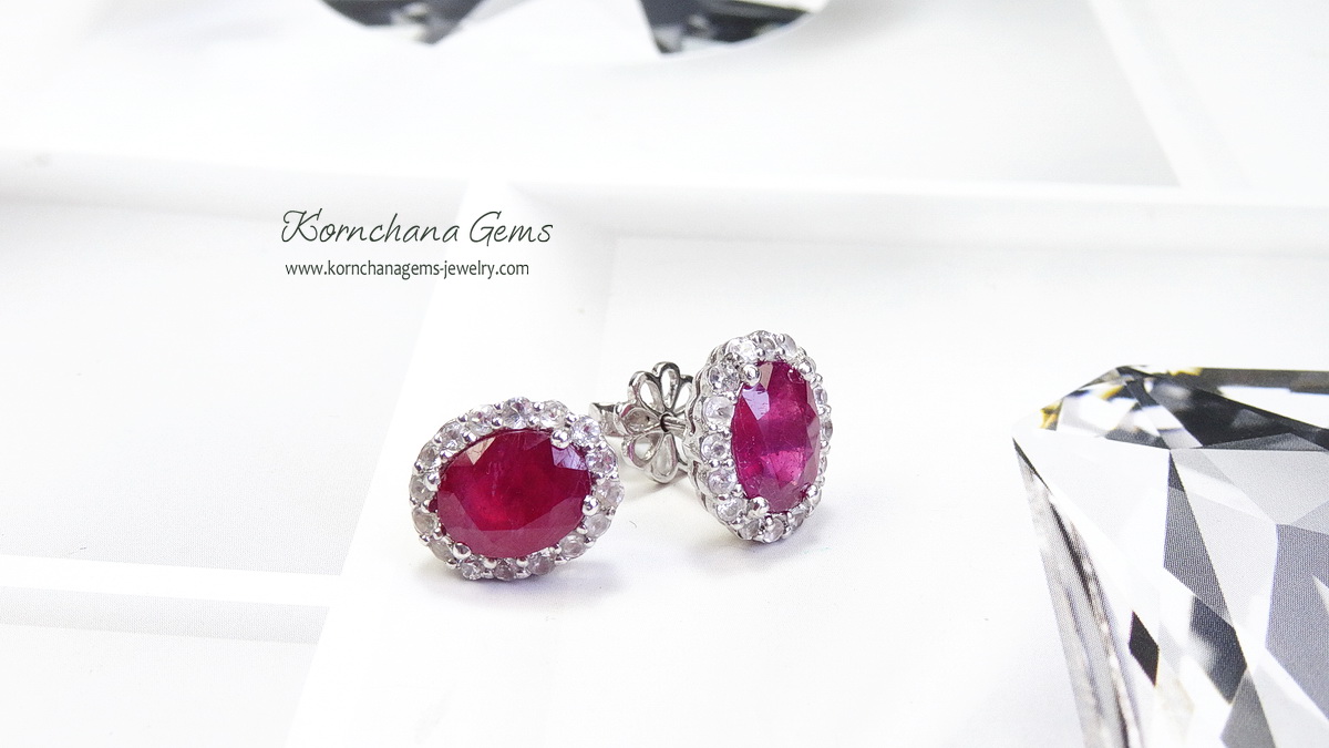 ต่างหูทับทิมแท้ทรงไข่สีแดงอมชมพู สวยมาก ต่างหูติดหูแบบนี้ สวยคลาสสิคตลอดกาลค่ะ ใส่ได้ไม่มีตกยุค เนื้อพลอยสวยใส พลอยเม็ดใหญ่