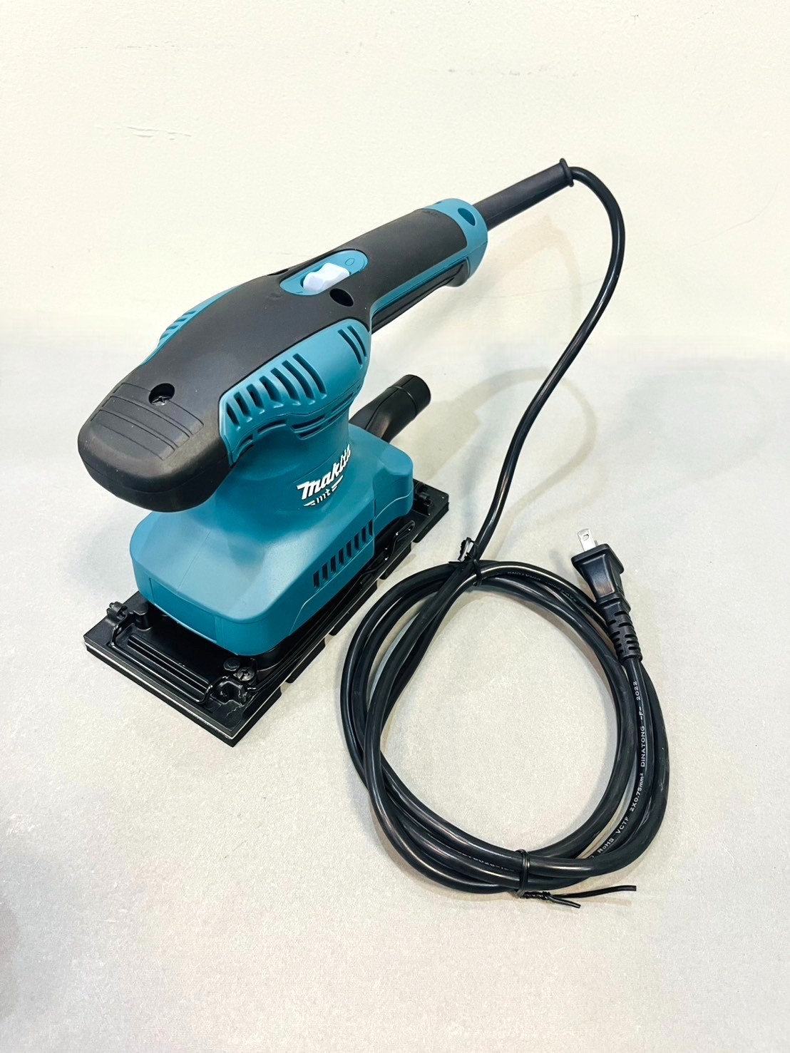 เครื่องขัดกระดาษทรายสั่น M9203B Makita