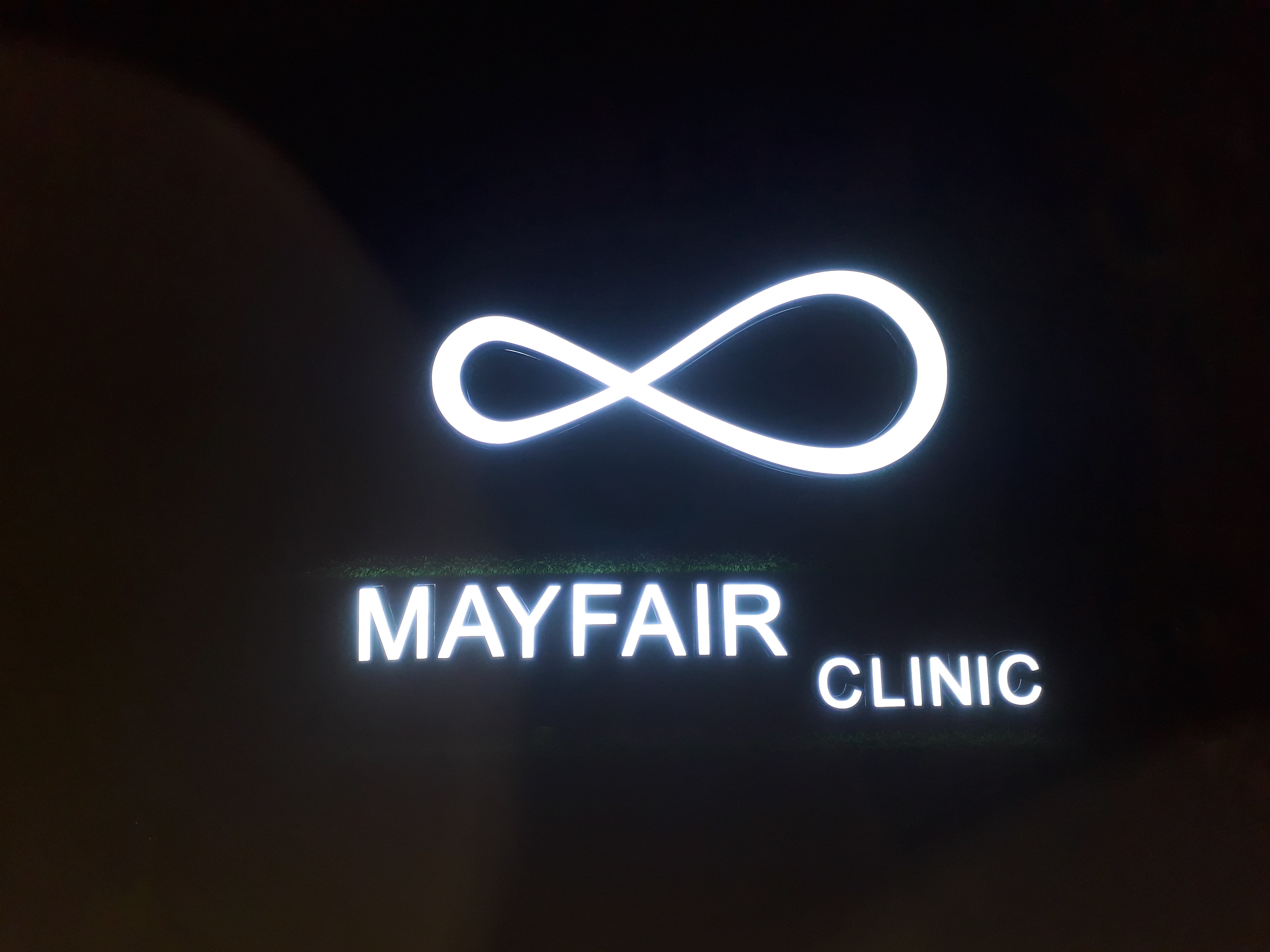 งานผลิตติดตั้ง MAYFAIR CLINIC ตัวอักษร ซิงค์ยกขอบ ทำสี ซ่อนไฟ LED หน้าอะคริลิค 3 มม. พร้อมติดตั้งราคาโรงงาน สำเนา