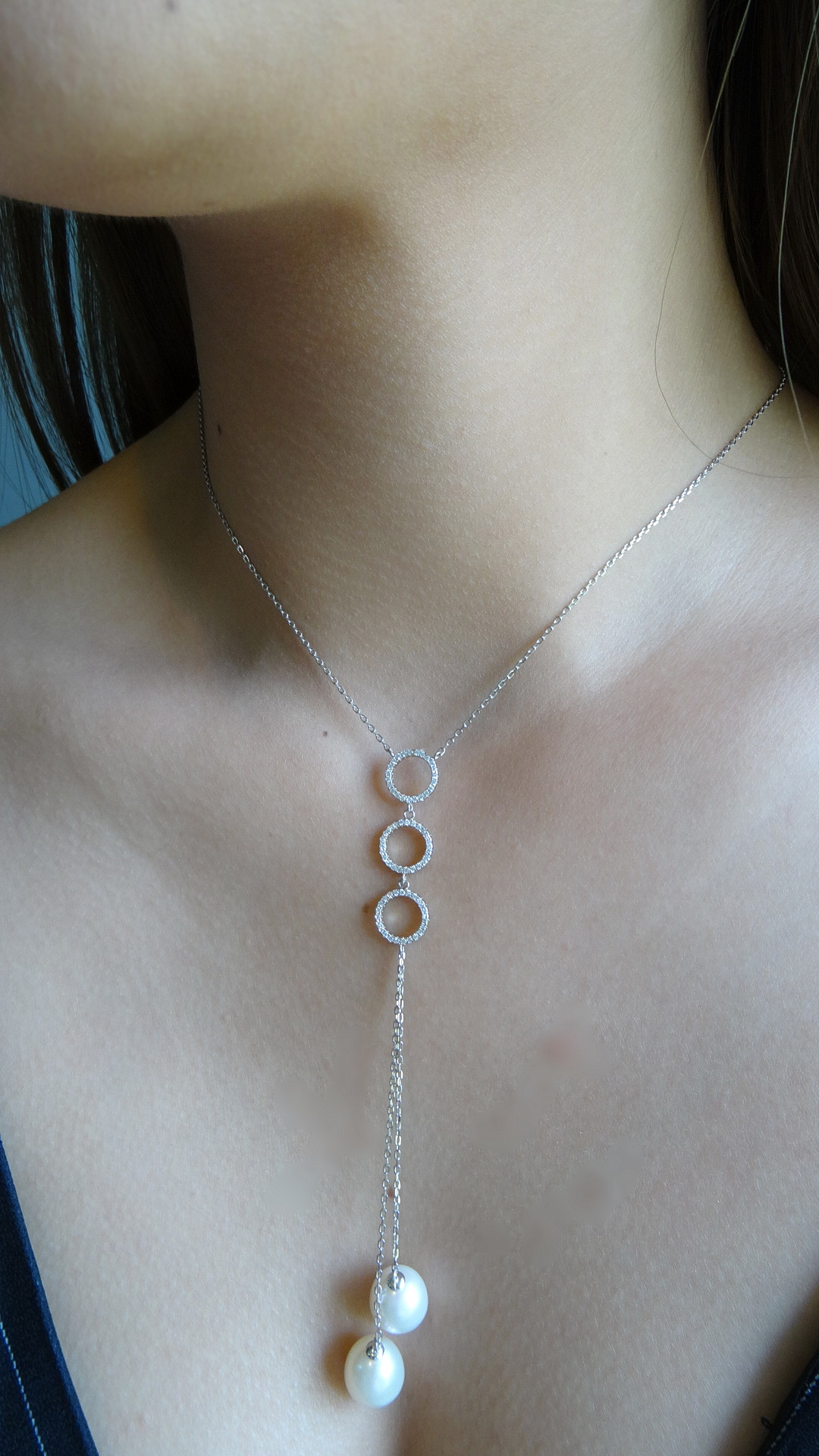 สร้อยคอมุกน้ำจืดแท้ ดีไซน์เก๋ตัวเรือนเป็นห่วงกลมห้อยยาวทิ้งชายด้วยมุกสีครีม ความยาวจี้ 10 ซม.เพิ่มความเซ็กซี่ให้ชุดเดรสคอแหลมลึก หรือชุดเกาะอก