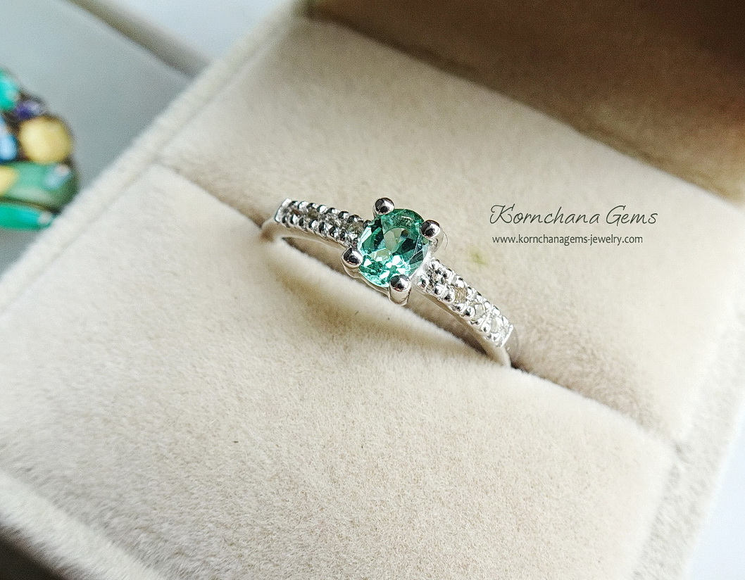แหวนพลอยเขียวส่อง หรือ green sapphire เขียวส่องเป็นพลอยที่นับวันยิ่งหายากนะคะ วงนี้ออกมาในเฉดสีเขียวมินท์ค่ะ สวยหวาน ดีไซน์เรียบง่าย ใส่ติดนิ้วได้ทุกวัน