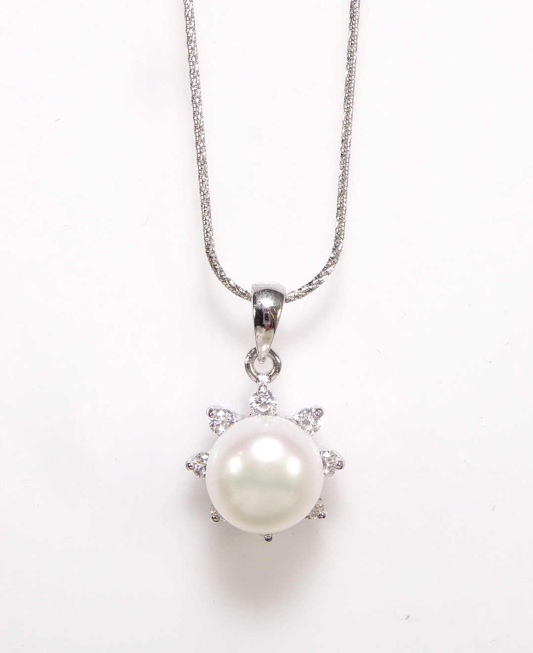 จี้มุกน้ำจืดแท้สีขาวครีม ดีไซน์เป็นดอกไม้หวาน ชิ้นงานประณีตสุดๆ ตัวเรือนเงินแท้ สวยหรู ใส่กับเดรสหวานๆ , ชุดไทย,ชุดไปงานเลี้ยงก็เหมาะค่ะ