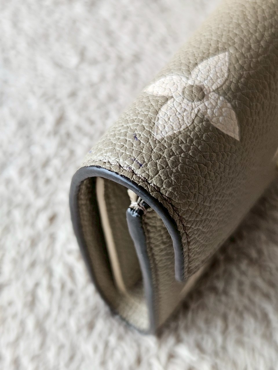 LV M81861 Victorine Mono emp Microchip