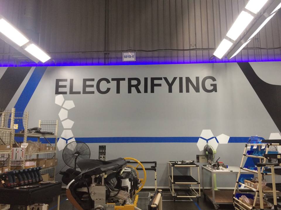 งานผลิตติดตั้ง โรงงาน BMW โครงสร้างเหล็กยึดผนัง กรุแผ่นพลาสวูด 10 มม. โปีวเก็บสี ติดสติกเกอร์ พร้อมติดตั้งราคาโรงงาน