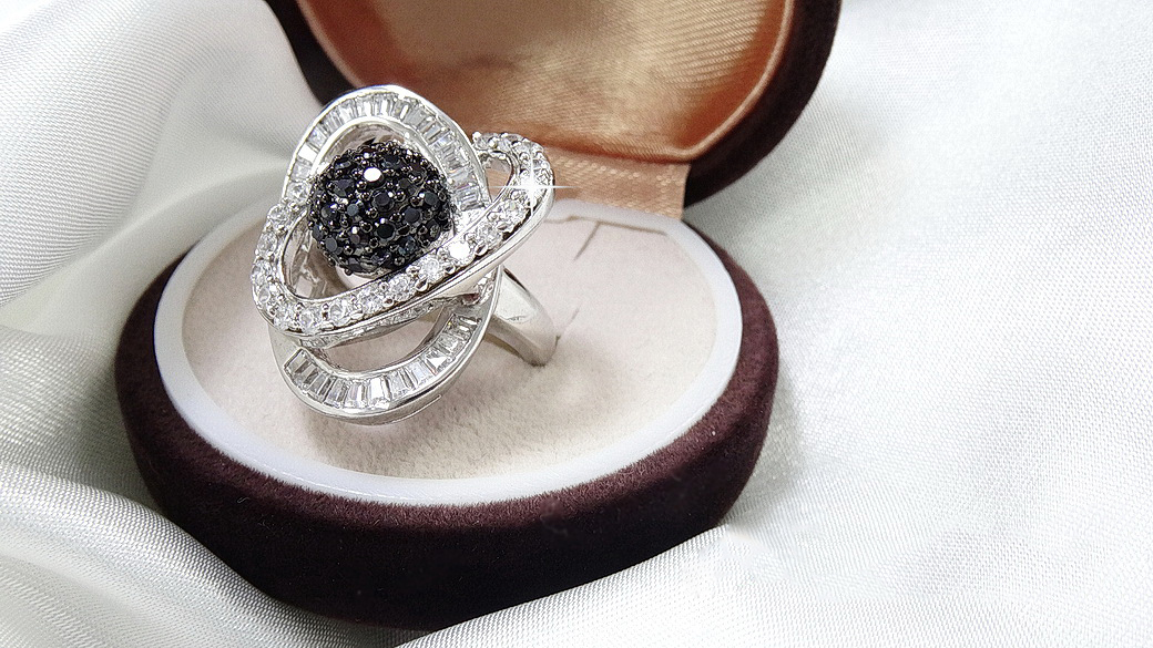 แหวนเพชรCZ เกรดพรีเมี่ยม ตรงกลางฝังด้วย black diamond ล้อมด้วยเพชรกลมและเหลี่ยมเล่นไฟ ใสวิ๊ง หรูหราอลังการ