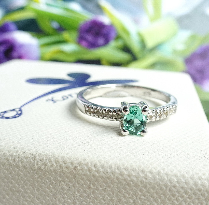 แหวนพลอยเขียวส่อง หรือ green sapphire เขียวส่องเป็นพลอยที่นับวันยิ่งหายากนะคะ วงนี้มาในเฉดสีเขียวมินท์ค่ะ สวยหวาน ดีไซน์เรียบง่าย ใส่ติดนิ้วได้ทุกวัน