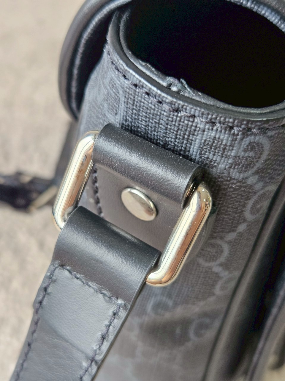 gucci messenger black GG