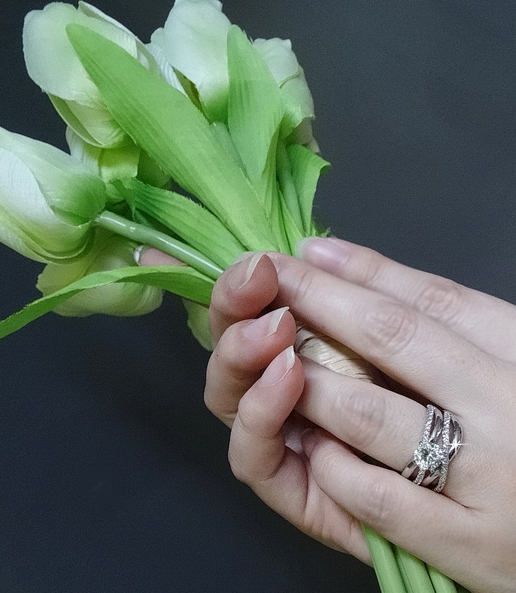 แหวนเพชรCZ เกรดพรีเมี่ยม น้ำใสวิ๊ง ดีไซน์สวยเริ่ดหรู จะใส่แบบ 2 วงซ้อนกันหรือใส่วงเดียวก็เก๋ค่ะ ชุบทองคำขาว ตัวเรือนเงินแท้