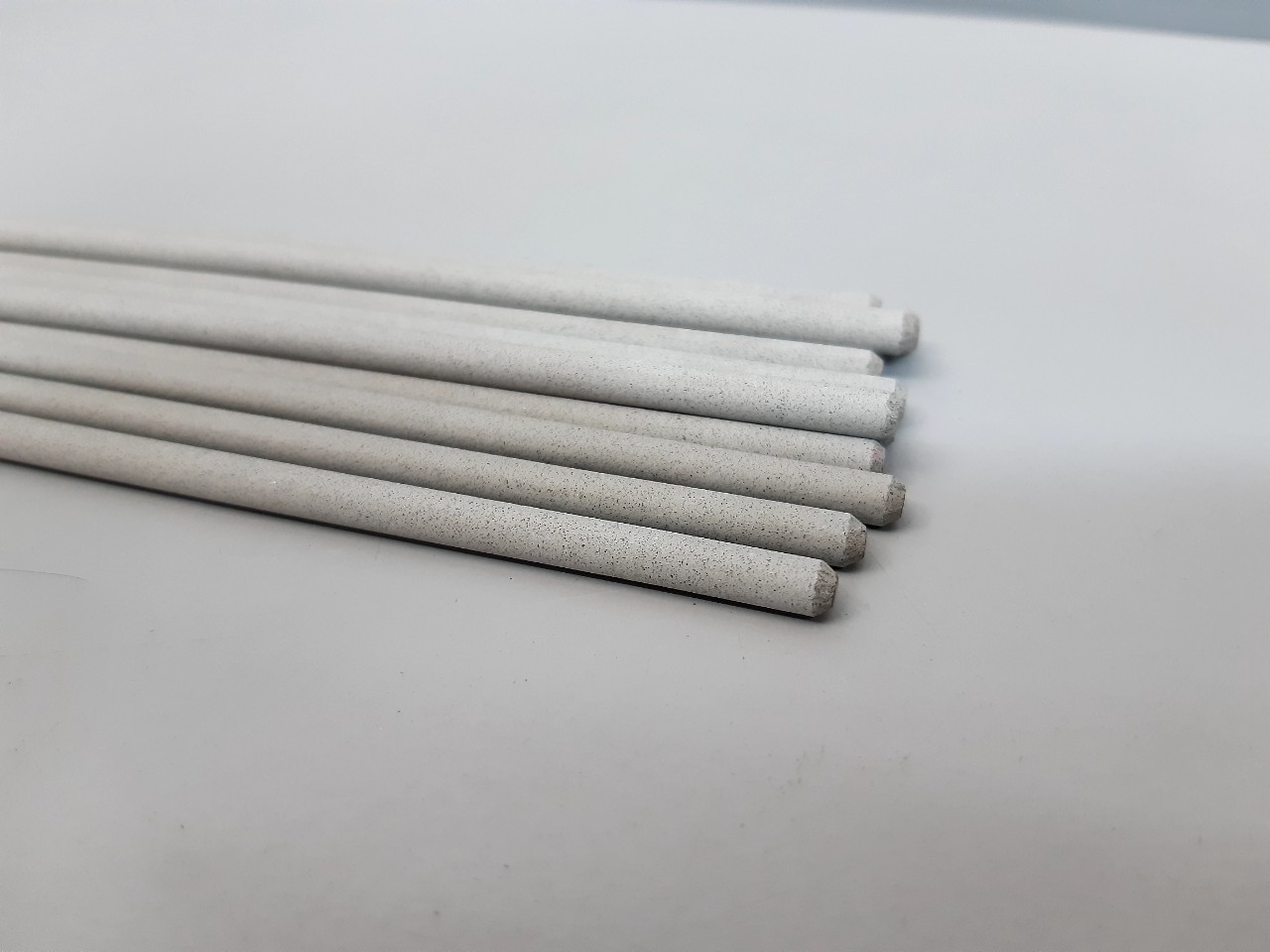 ลวดเชื่อมสแตนเลส ยาวาต้า 308L-16 2.6มิล (เส้นละ)