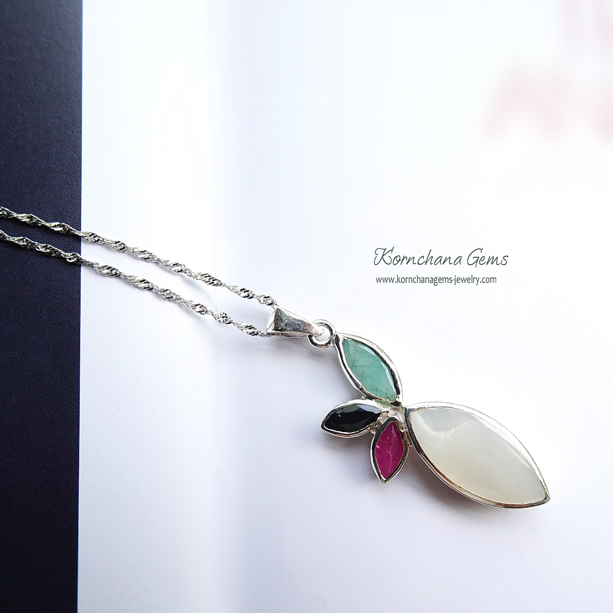 จี้เปลือกหอยมุก Mother of pearl เงางาม ดีไซน์เก๋ แมทซ์กับมรกตบราซิลสีเขียวหวาน ทับทิมสีชมพูและไพลินสีน้ำเงินเข้ม สวยหวานสดใส ตัวเรือนเงินแท้ silver 925