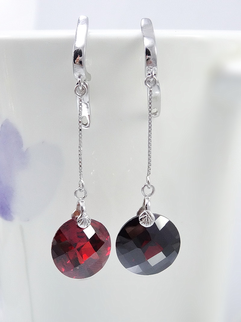 ต่างหูเพชร cz เกรดพรีเมี่ยม คู่นี้สวยเรียบเก๋ ห้อยด้วยเพชร cz สีสดใส มี 2 สีค่ะ สีชมพูและสีแดงเข้ม ราคาลดพิเศษสุด