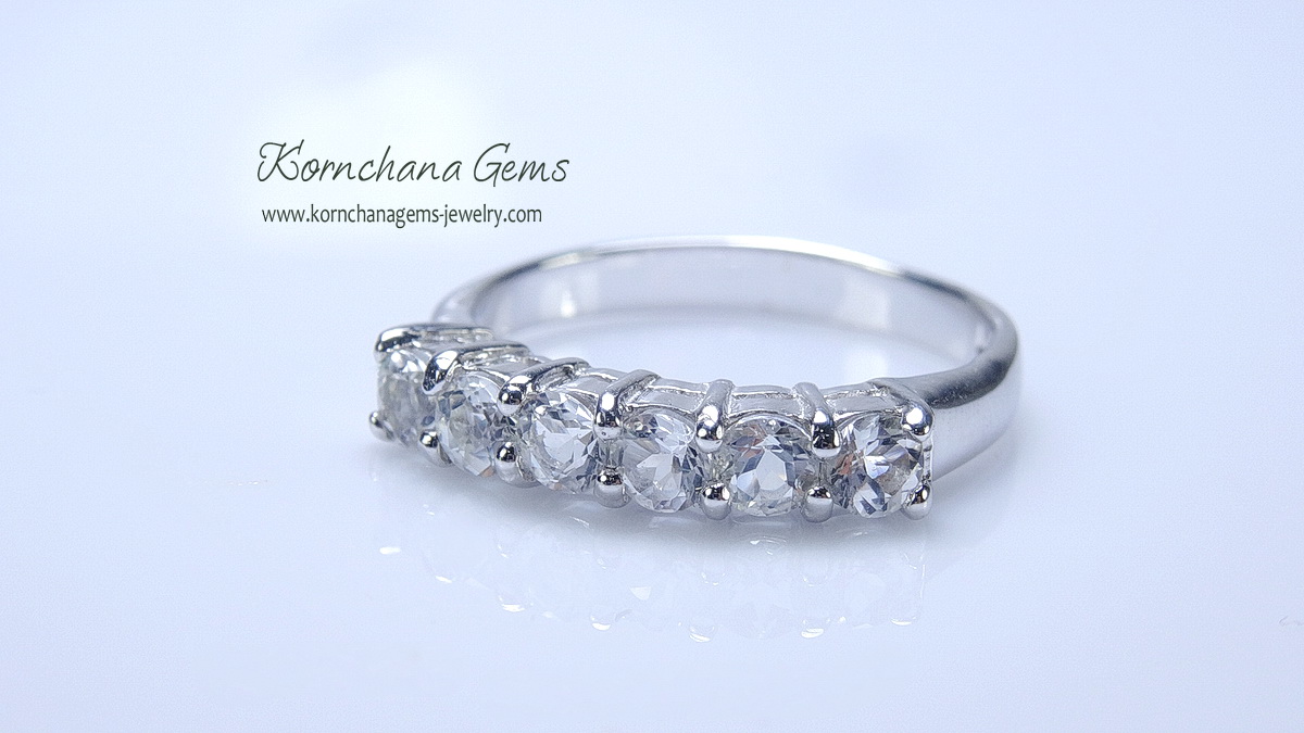 รับทำแหวนแถวตามแบบเป็นพลอยสีขาวจะเป็นไวท์โทพาส,เพทาย white zircon หรือเพชรแท้ได้ตามความต้องการ สั่งผลิตตัวเรือนทอง 10 k,