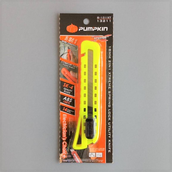 มีดคัตเตอร์ ABS ใหญ่ พัมคิน (คละสี)