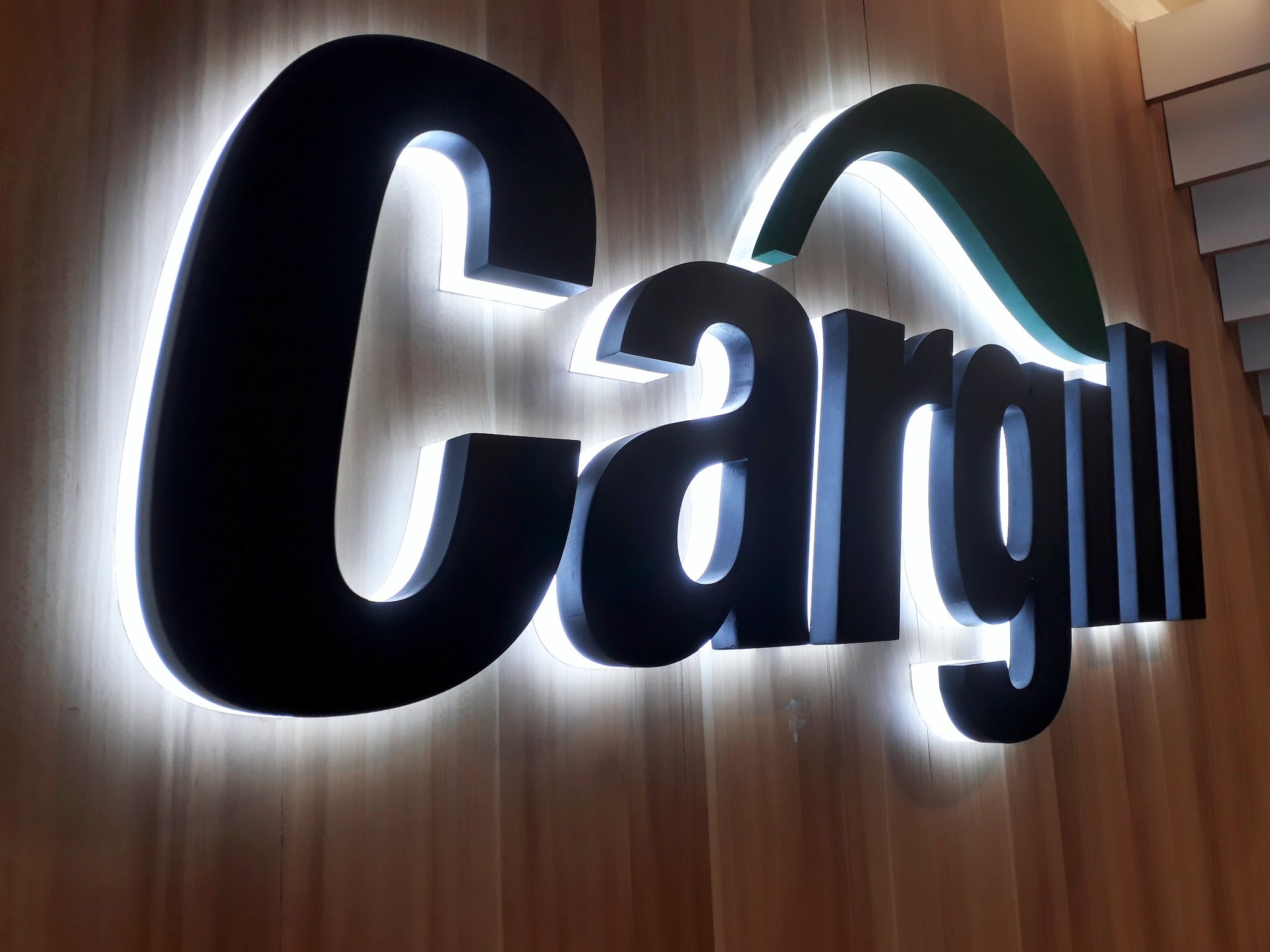 อักษร ฉลุโลโก้ และพลาสวูด ทำสี ซ่อนไฟ LED ยึดหลังอะคริลิค 15 มม. พร้อมติดตั้งราคาโรงงาน