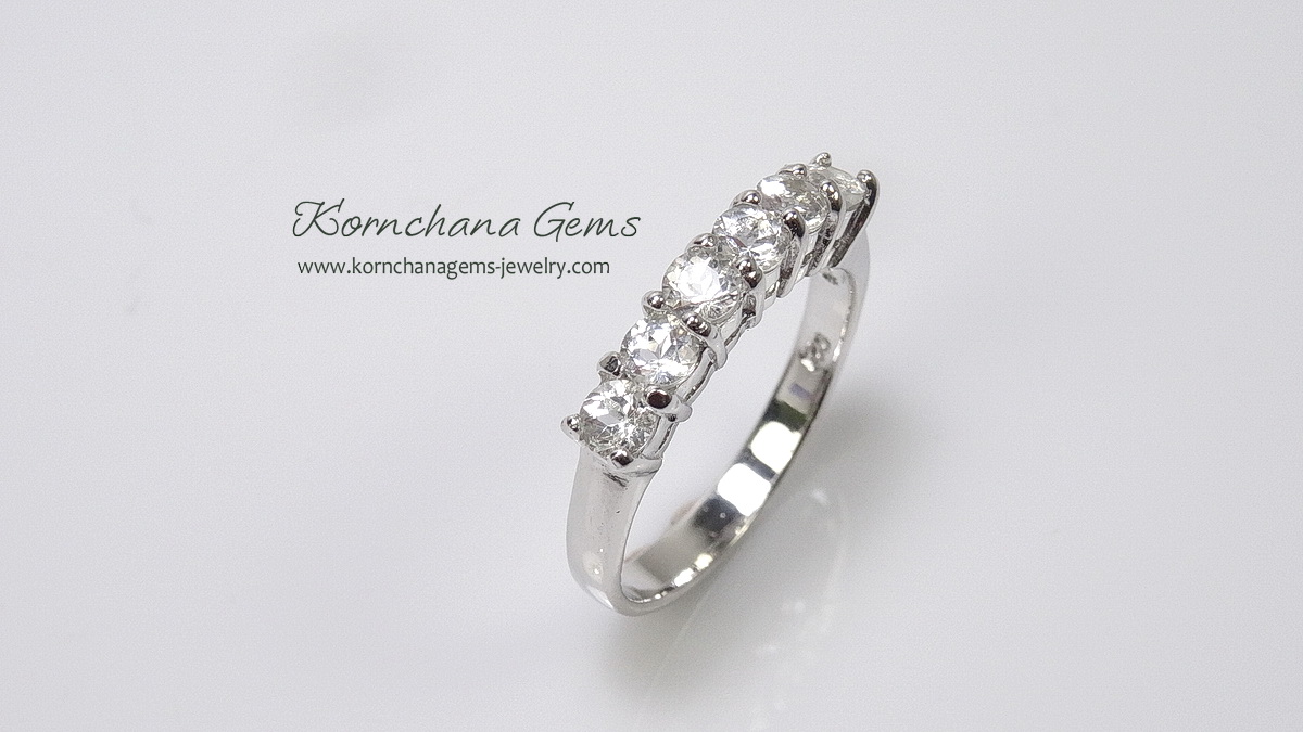 รับทำแหวนแถวตามแบบเป็นพลอยสีขาวจะเป็นไวท์โทพาส,เพทาย white zircon หรือเพชรแท้ได้ตามความต้องการ สั่งผลิตตัวเรือนทอง 10 k,