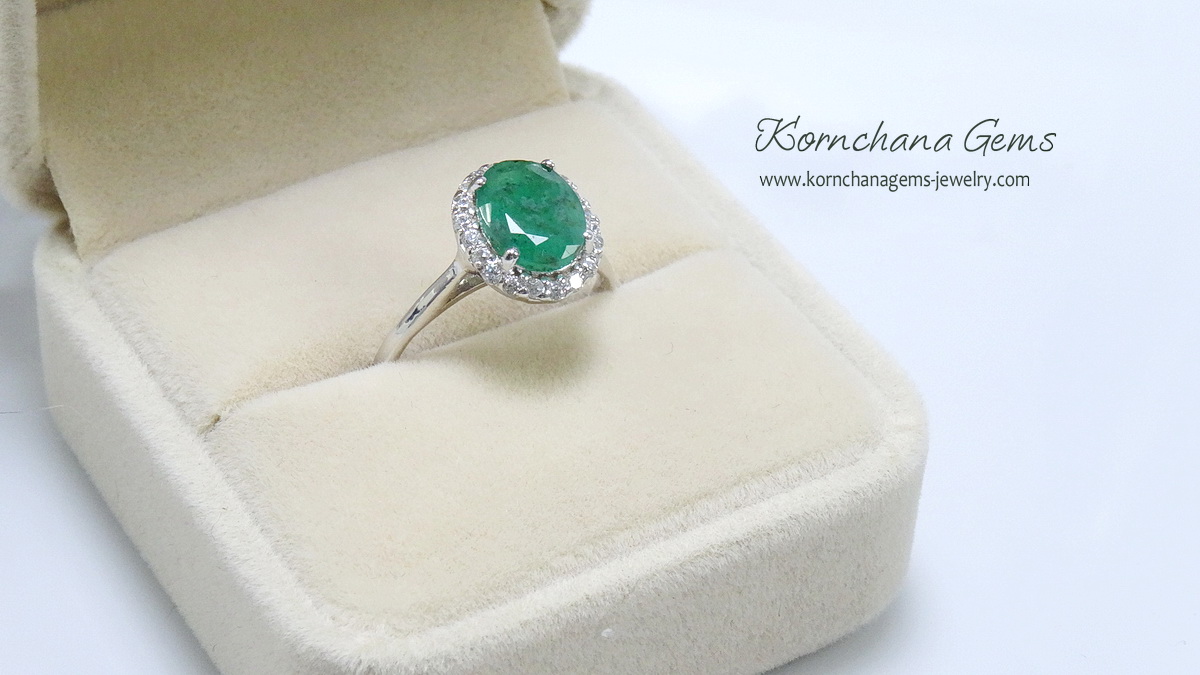 แหวนพลอยแท้ แหวนพลอยมรกตแท้สีเขียวรูปไข่ล้อมพลอยขาวไวท์โทพาส white topaz คลาสสิคสไตล์ ใส่ได้ตลอด ไม่มีตกยุค ตัวเรือนเงิน