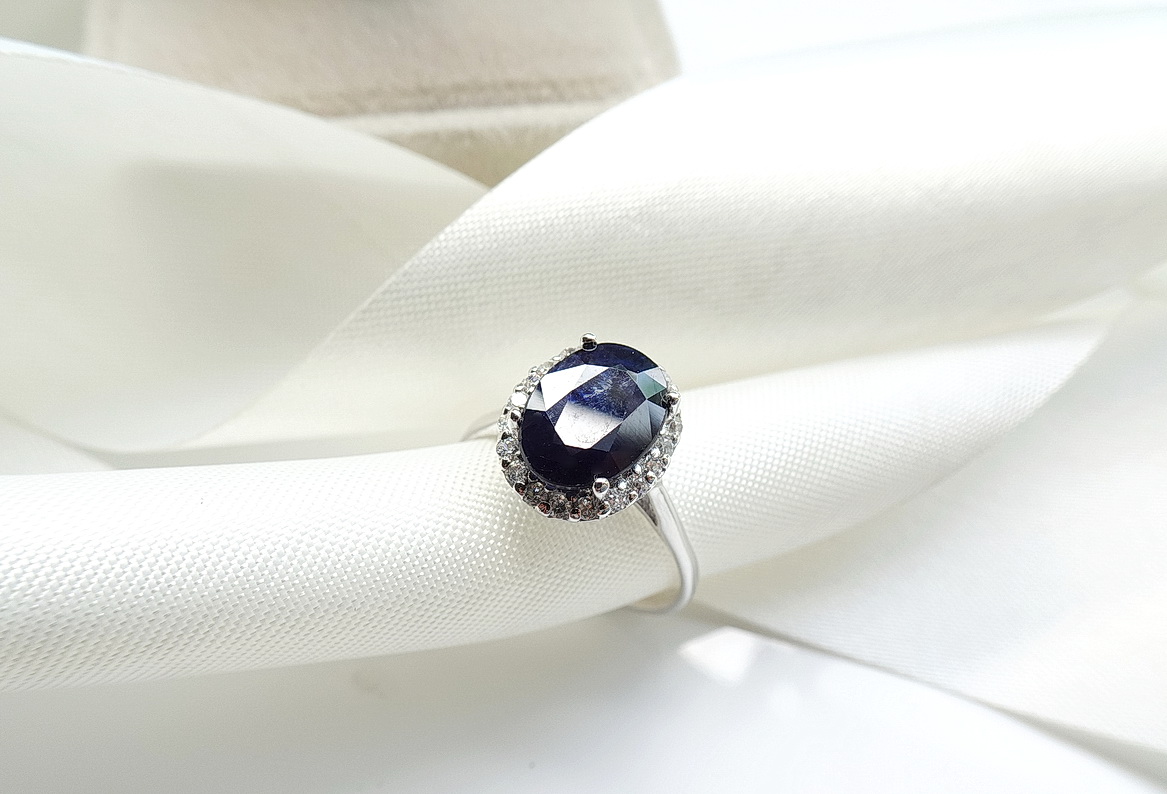 แหวนพลอยแท้ ไพลินสีน้ำเงินรูปไข่ล้อมพลอยขาวไวท์โทพาส white topaz ตัวเรือนเงินแท้ ชิ้นงานประณีต จัดส่งรวดเร็ว