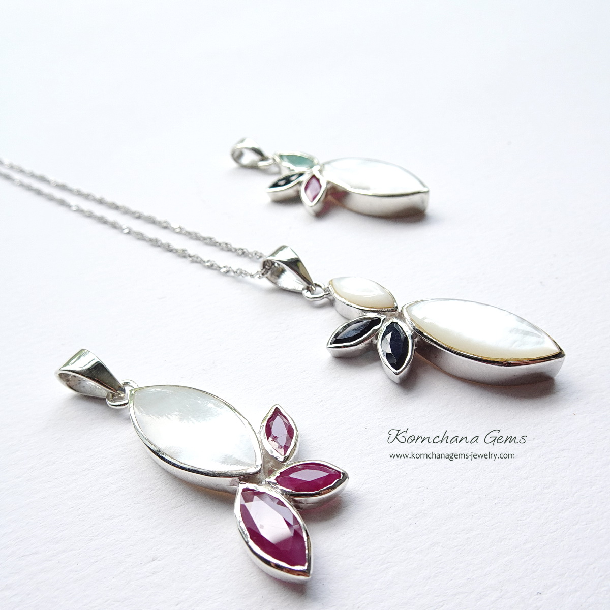 จี้เปลือกหอยมุก Mother of pearl เงางาม ดีไซน์เก๋แมทซ์กับไพลินสีน้ำเงินเข้ม สวยหวาน ตัวเรือนเงินแท้ silver 925