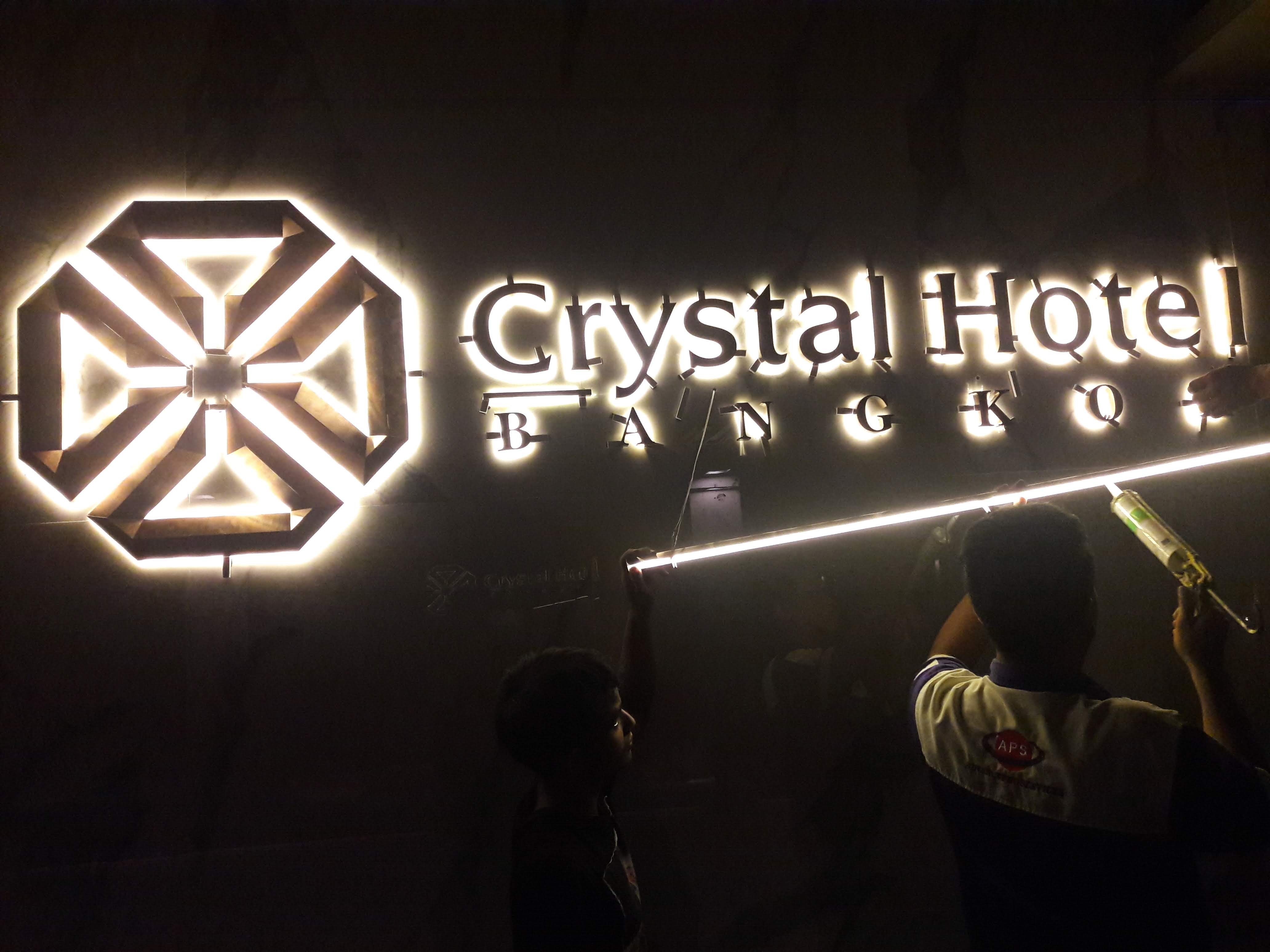 อักษรโลหะไทเทเนี่ยมทองเงา ซ่อนไฟLED พร้อมติดตั้ง ราคาโรงงาน