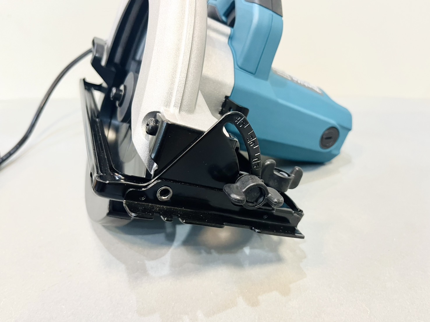 เครื่องเลื่อยวงเดือน 7" M5801B 1050w MAKITA