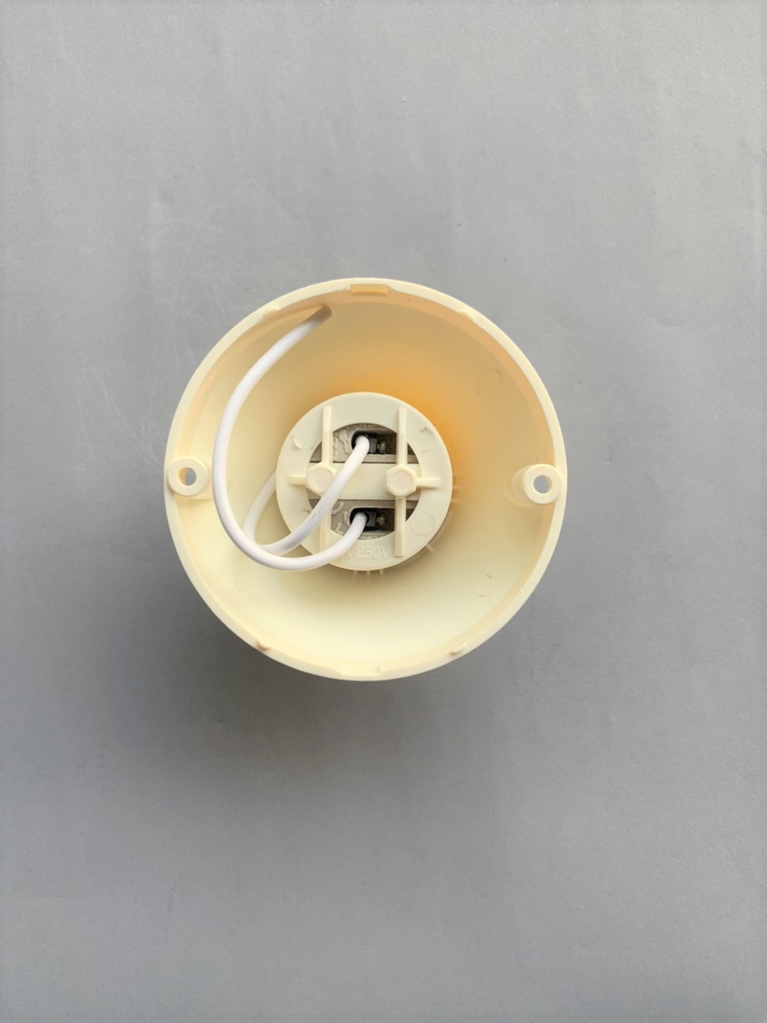 ขั้วแป้นเกลียวใหญ่ ขาว E27 ในกระเบื้อง