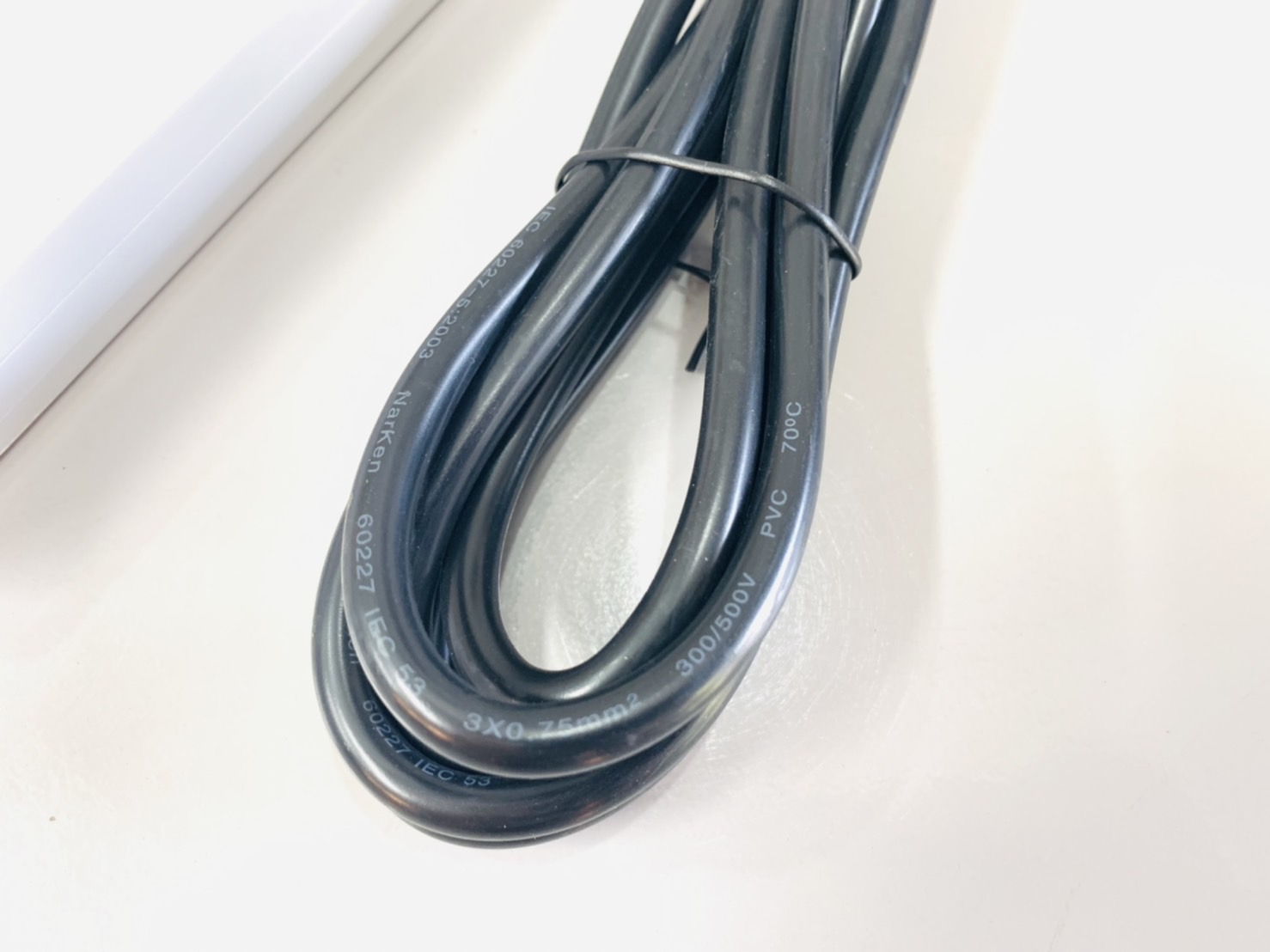 รางปลั๊ก 6 ที่ 3 เมตร โตชิโน 6 สวิทซ์ มีกันกระชาก