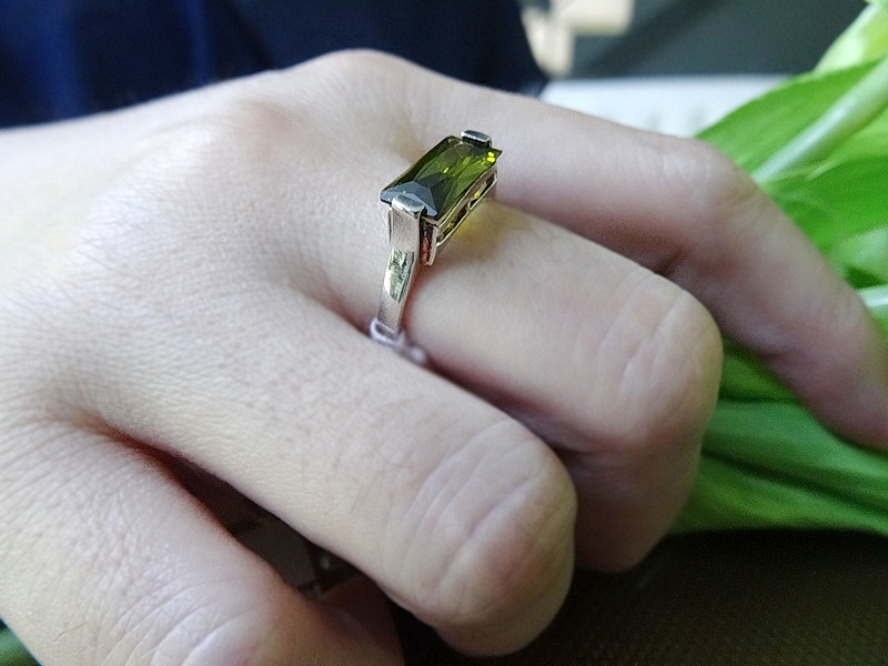 แหวนเพชรCZสีเขียว ทรงสีเหลี่ยม baguette ดีไซน์เก๋ ตัวเรือนเงินแท้ ชุบทองคำขาว ชิ้นงานปราณีต