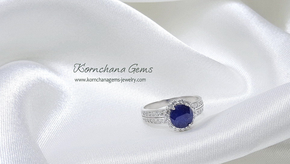 รับทำแหวนไพลินตามแบบเป็นพลอยไพลินทรงกลมล้อมพลอยขาว จะเป็นไวท์โทพาสหรือเพทายขาว white zircon หรือเพชรแท้ได้ตามความต้องการ คลาสสิคสไตล์ ใส่ได้ตลอด ไม่มีตกยุค สั่งผลิตตัวเรือนทอง