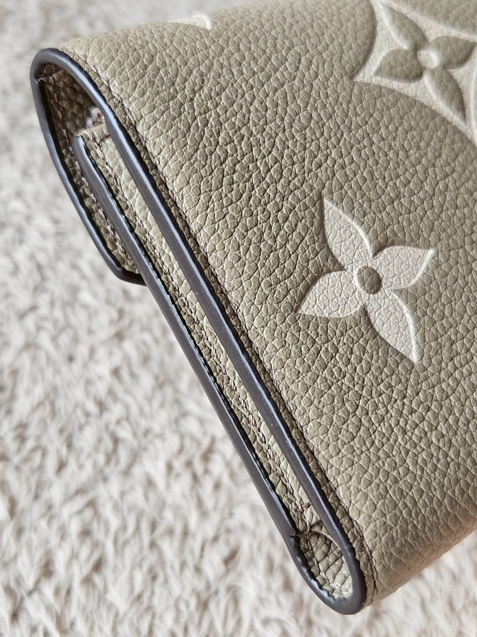 LV M81861 Victorine Mono emp Microchip