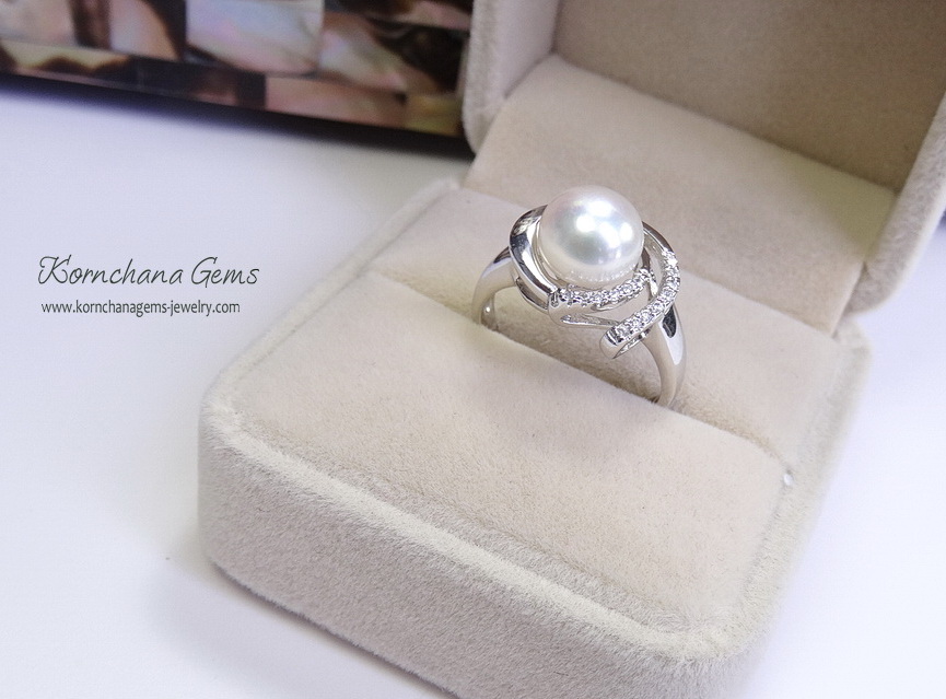 แหวนมุกน้ำจืดแท้สีขาวครีม เม็ดมุกขนาด 0.8 mm. ดีไซน์เก๋ๆ แต่เรียบหรู ใส่ติดนิ้วได้ทุกวัน ตัวเรือนเงินแท้ silver925