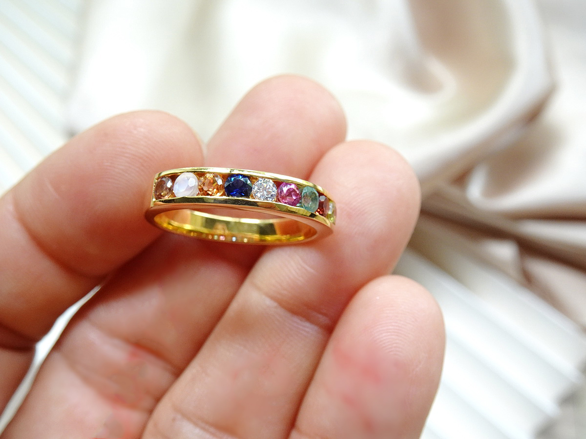 แหวนพลอยนพเก้า แหวนแถวฝังพลอย 9 ชนิด ตัวเรือนทอง 90% เพชรแท้ขนาด 0.05 กระรัต และพลอยแท้ตรงตามตำราโบราณ เพื่อความเป็นสิริมงคลสูงสุด