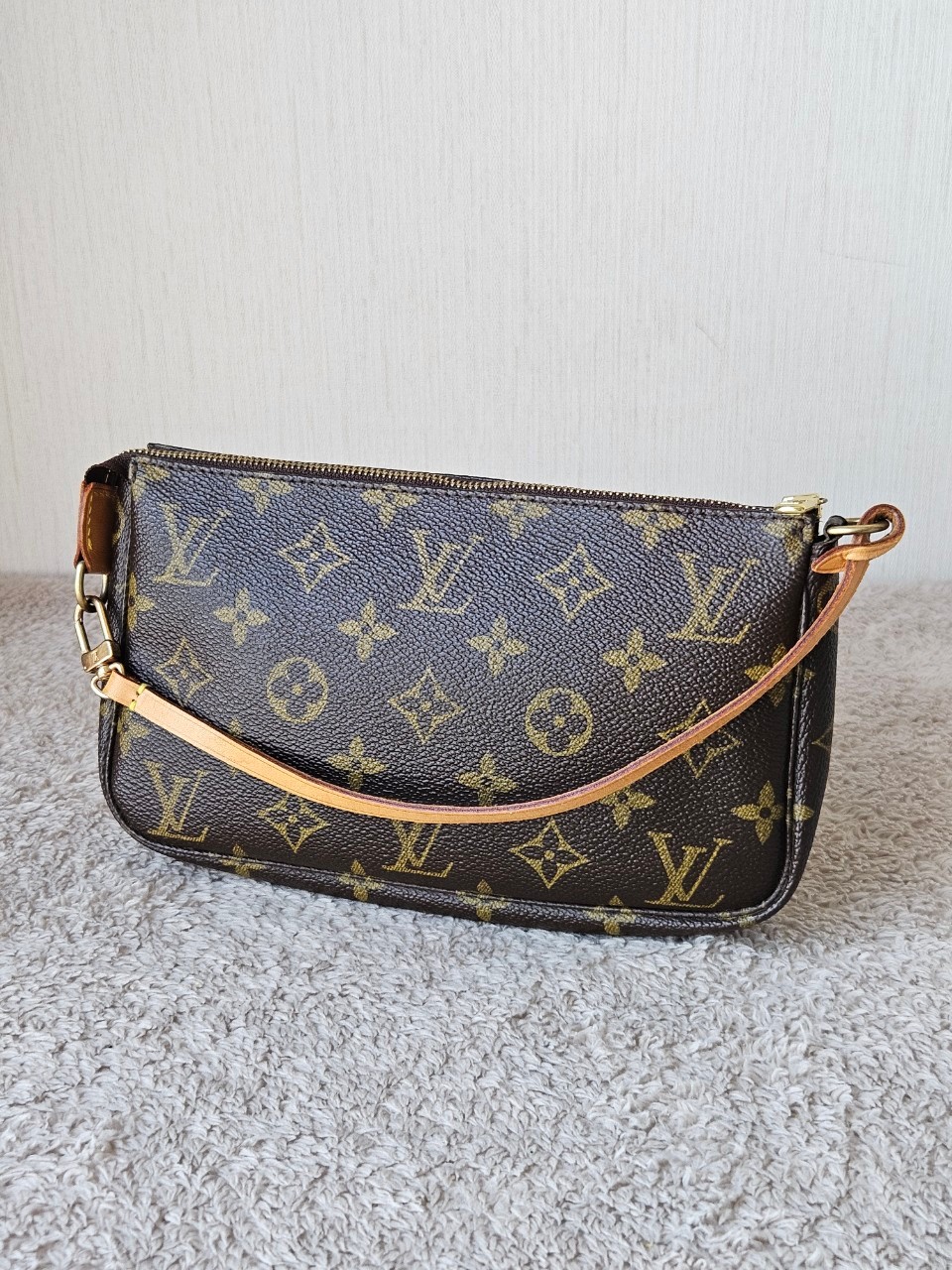 LV Pochette Mono