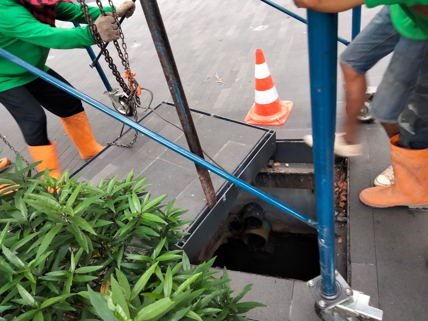 ดูดส้วมถนนพระจันทร์ 083-908-3504 ช่างโดม