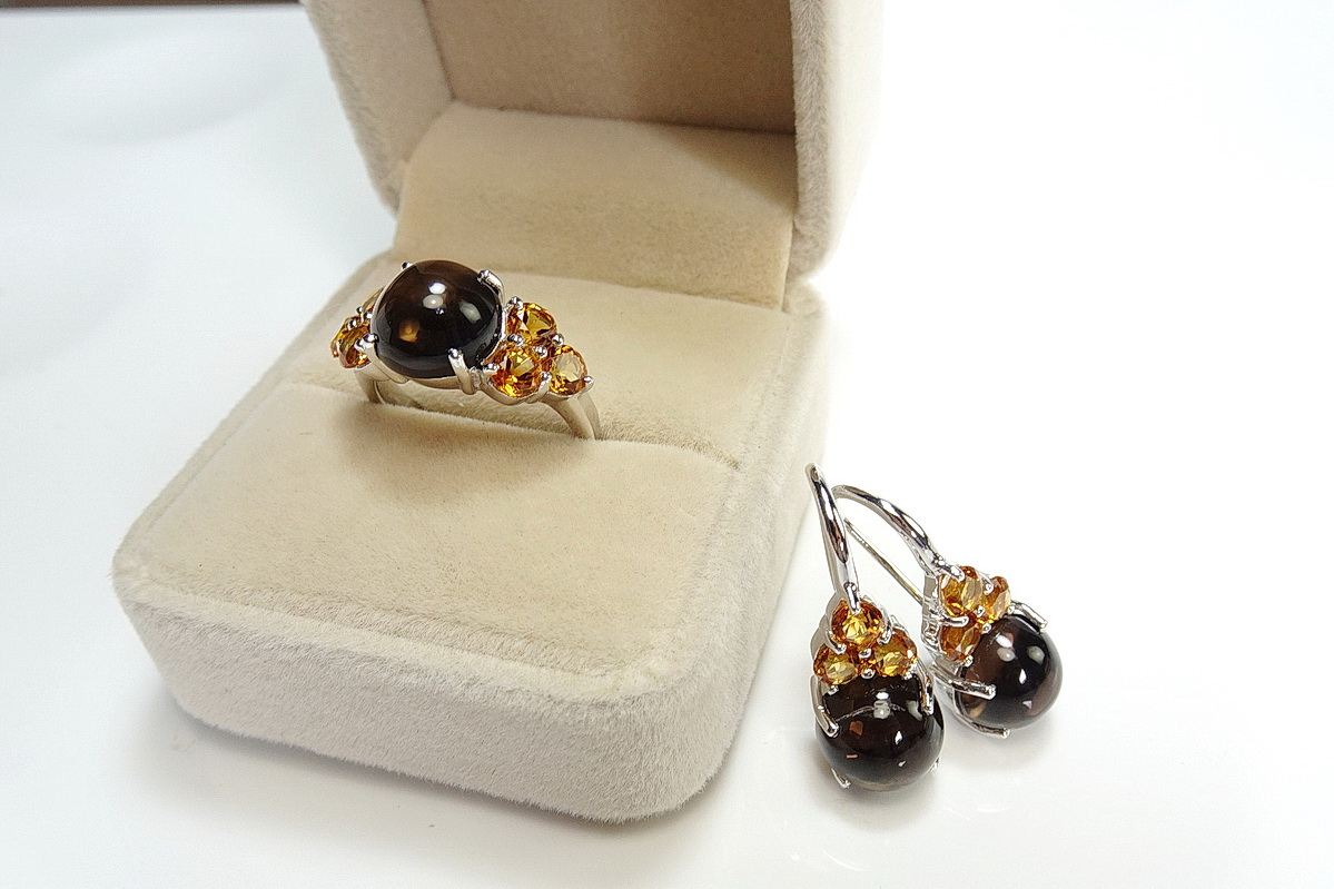 เซ็ทแหวนและต่างหูพลอยสีน้ำตาล Smoky Quartz อัญมณีประจำราศีตุลย์ในโทนสีน้ำตาล แมทซ์กับสีเหลืองสดใสของซิทริน citrin ที่บ่าข้าง สวยเคร่งขรึม เรียบหรูลงตัว