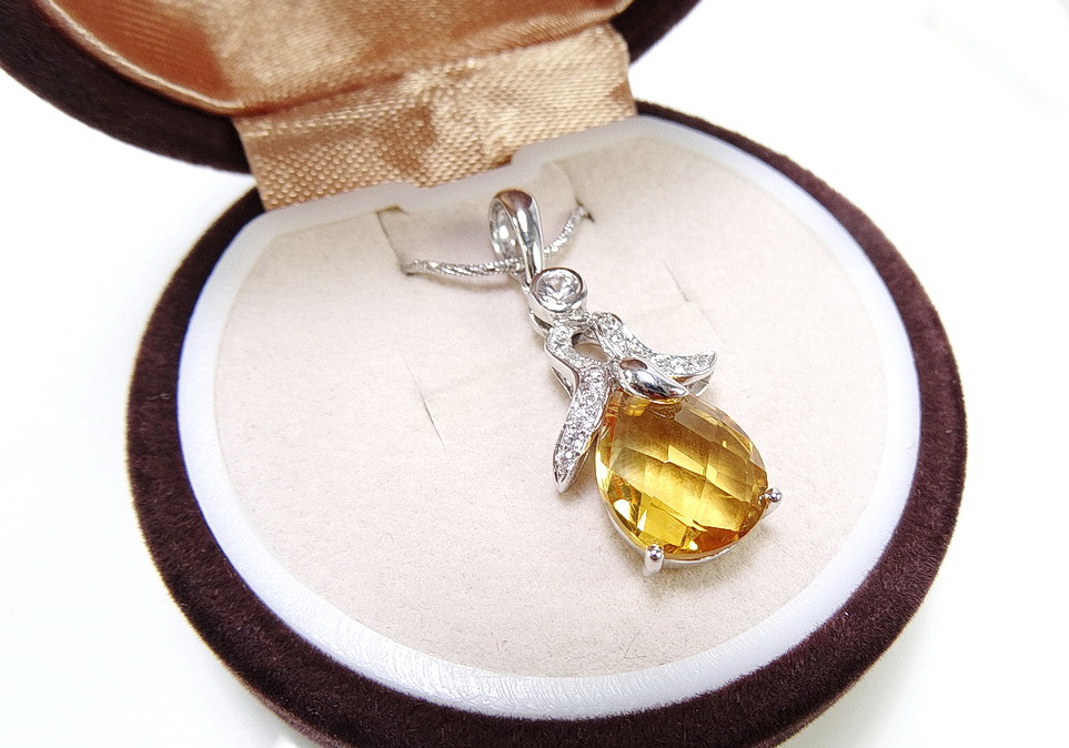 จี้พลอยสีเหลือง พลอยซิทรินทรงหยดน้ำ เจียระไนหน้าตาราง ขนาด 6 กะรัต เล่นไฟ ใสวิ๊ง สวยมากๆค่ะ ตัวเรือนเงินแท้ ชิ้นงานประณีต ความยาวจี้ 3 ซม.