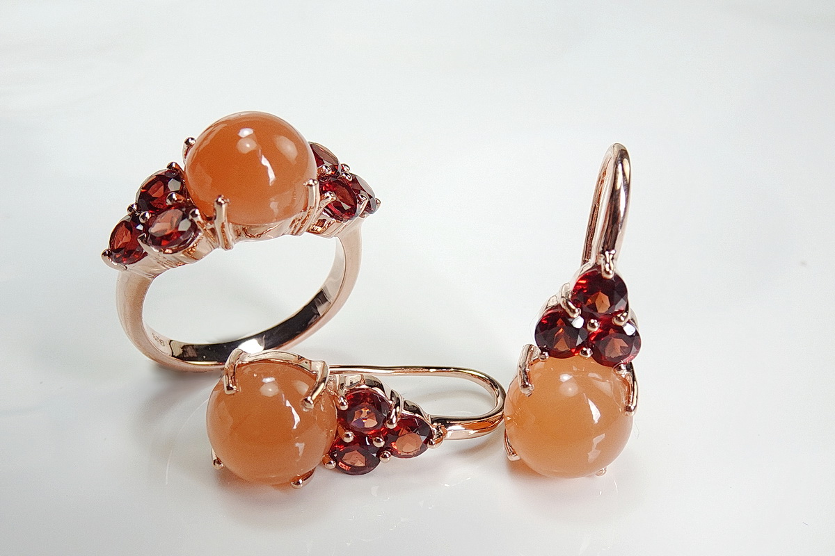 เซ็ทแหวนและต่างหูพลอยสีส้ม (orange moonstone) พลอยสีส้มนวลๆ อ่อนหวานละมุน เจียระไนแบบหลังเบี้ย แมทซ์กับสีน้ำตาลอมแดงของการ์เนท ที่บ่าข้าง สวยหวานลงตัว