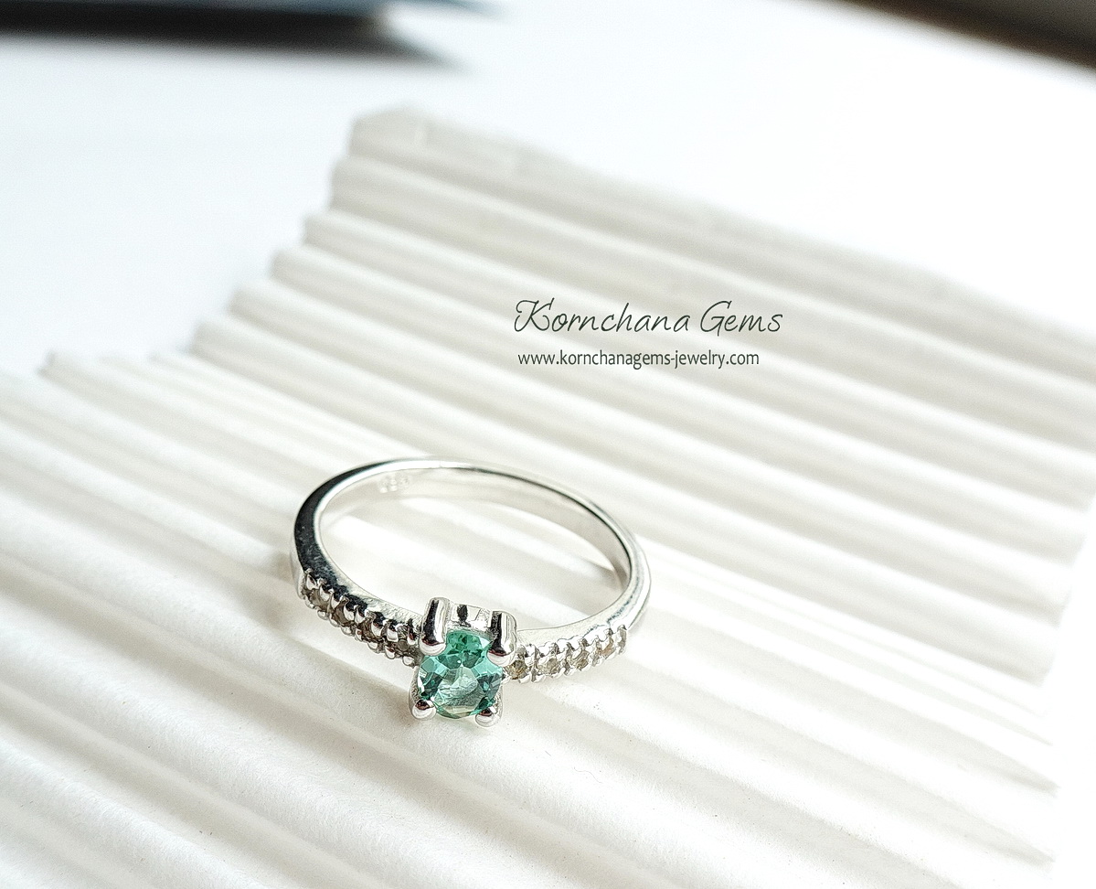 แหวนพลอยเขียวส่อง หรือ green sapphire เขียวส่องเป็นพลอยที่นับวันยิ่งหายากนะคะ วงนี้ออกมาในเฉดสีเขียวมินท์ค่ะ สวยหวาน ดีไซน์เรียบง่าย ใส่ติดนิ้วได้ทุกวัน