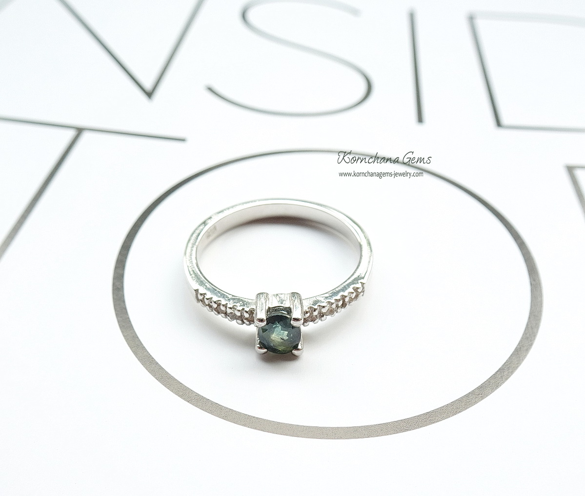 แหวนพลอยเขียวส่อง หรือ green sapphire สีเขียวเหนี่ยวทรัพย์ นำโชค เขียวส่องเป็นพลอยที่นับวันยิ่งหายาก ดีไซน์เรียบง่าย ใส่ติดนิ้วได้ทุกวัน ตัวเรือนแหวนเงินแท้ silver925