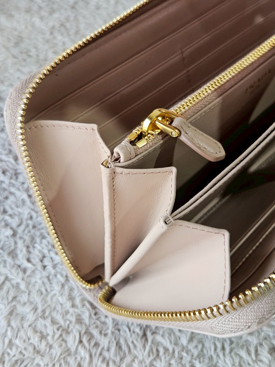 Prada 1ML506 Zippy สีนู๊ด