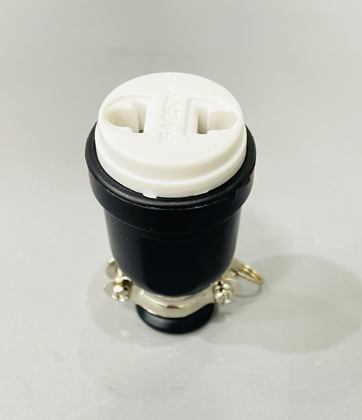 ปลั๊กยางกลม ตัวเมีย มีห่วง ขากลมแบน