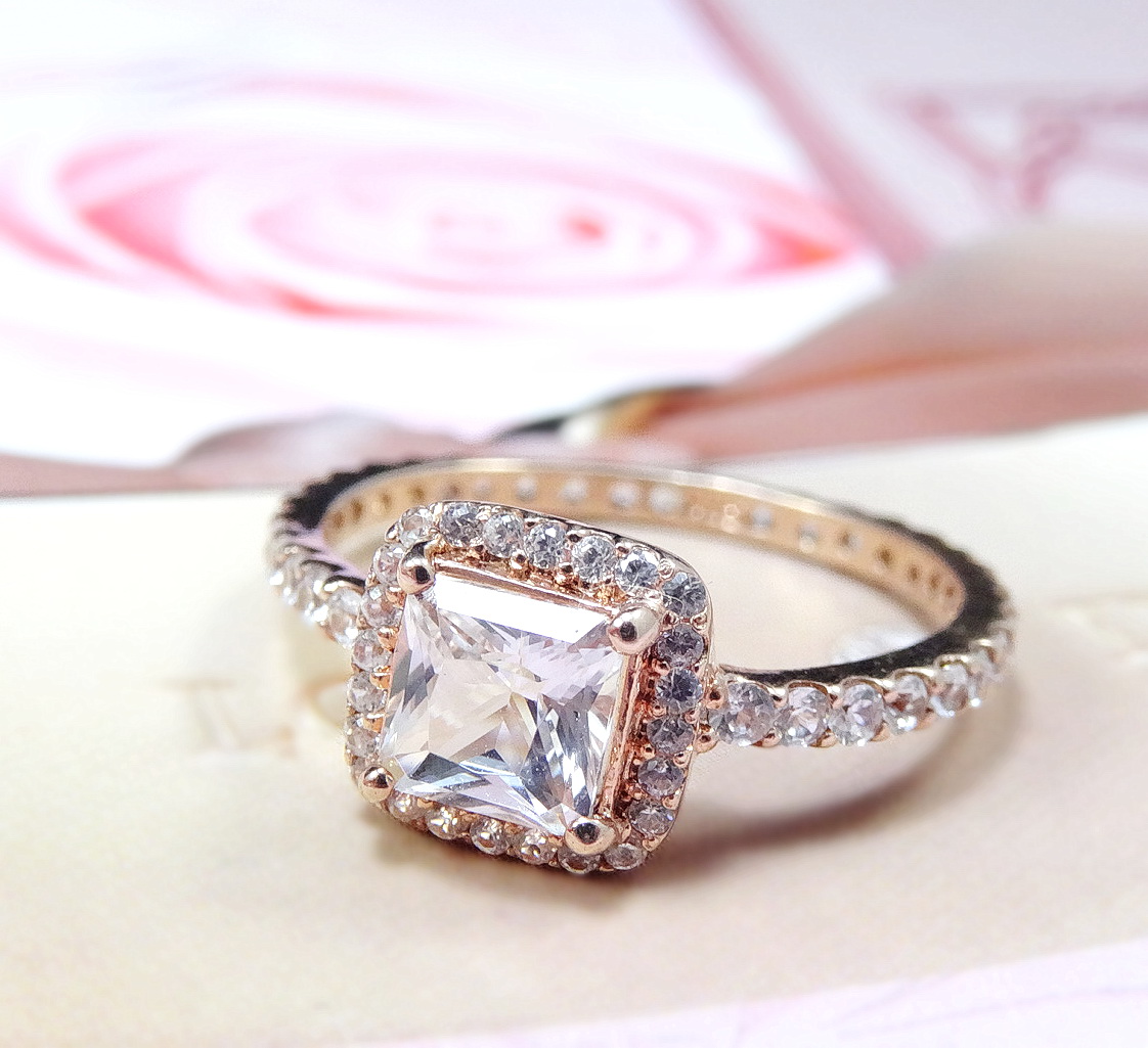 white topaz square แหวนพลอยโทพาสทรงสี่เหลี่ยมล้อมพลอยขาวเม็ดเล็กรอบวง ชุบพิงค์โกลด์ ชิ้นงานประณีต ตัวเรือนเงินแท้