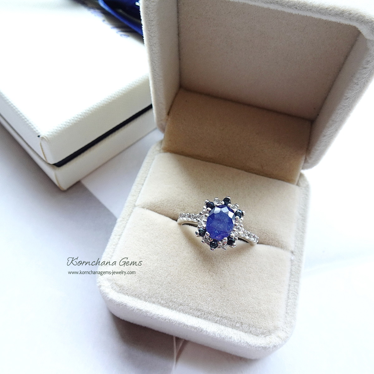 แหวนไพลินทรงไข่ อัญมณีคนเกิดเดือนกันยา หรือราศีกันย์ ดีไซน์สวยเก๋ ล้อมด้วยพลอยขาวไวท์โทพาส ตัวเรือนเงินแท้ silver925 สวยมากค่ะ